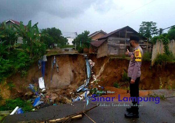 Jalan Penghubung di Pekon Mutar Alam Lampung Barat Putus Total di Batubrak Proyek JPN Picu Banjir