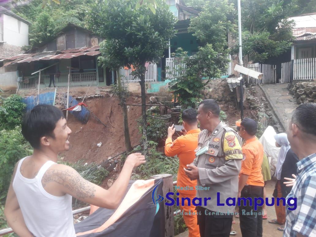 Warga Kupang Kota Bandar Lampung Dilanda Banjir dan Tanah Longsor