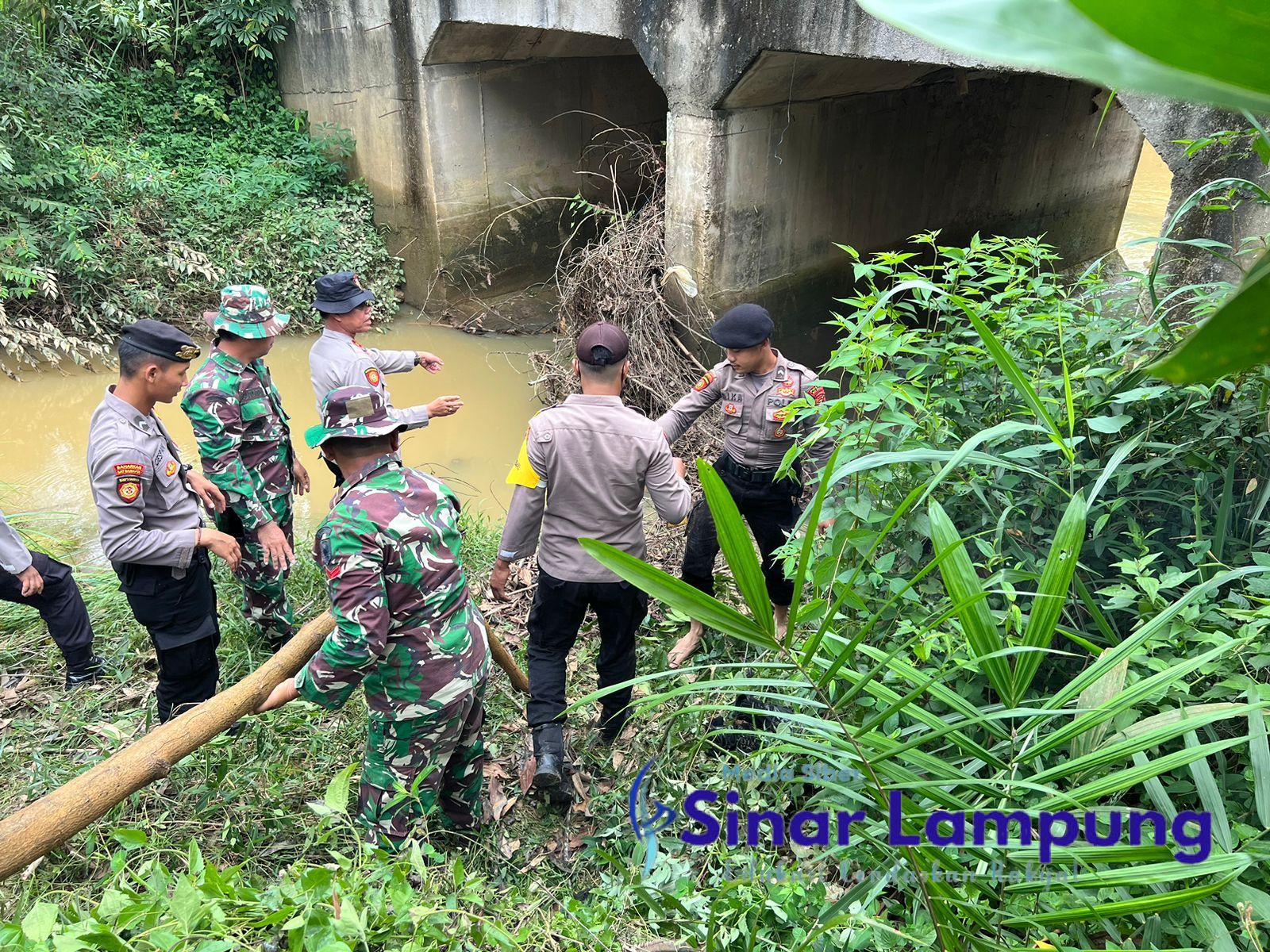Antisipasi Banjir, Polres, koramil dan BPBD Mesuji Bergotong Royong