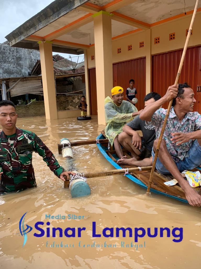 Prajurit Batalyon Infanteri 7 Marinir Bantu Evakuasi Korban Banjir