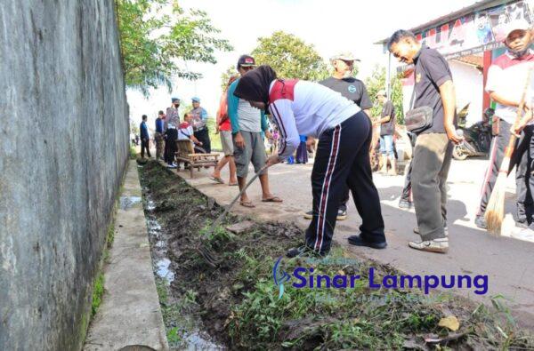 Pemkot Metro Bersama Warga Gotong-royong Bersihkan Sampah di Aliran Air