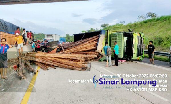 Pecah Ban Furtuner Tabrak Ban Belakang Fuso di Tol Fortuner Hancur Truk Muat Kayu Terguling