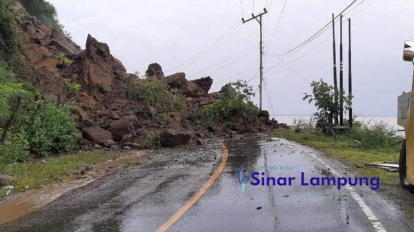 Akses Kabupaten Majene-Mamuju Terputus Jalan Poros Tunggal Tertimbun Longsor