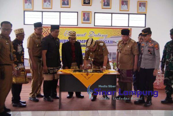 Musa Ahmad Bagikan BLT dan Resmikan Balai Adat Marga Terusan Nunyai