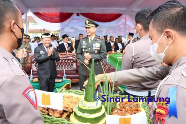 Hari Jadi TNI Ke-77 Kapolres Lampung Timur Bersama Bupati Berikan Kejutan