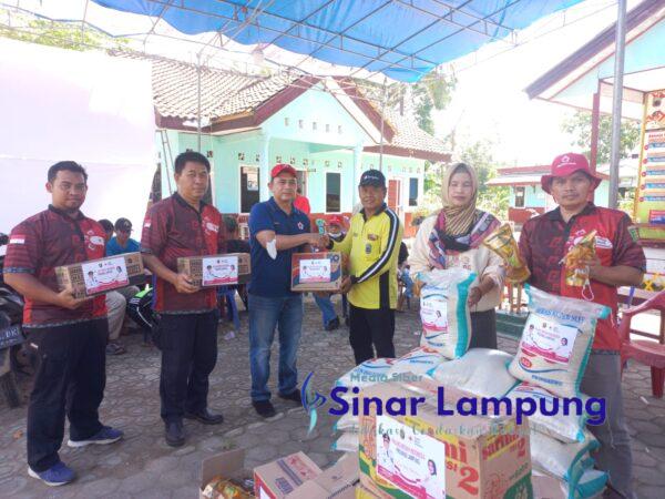 Ketua PMI Provinsi Lampung Berikan Bantuan ke Korban Banjir di Lampung Selatan