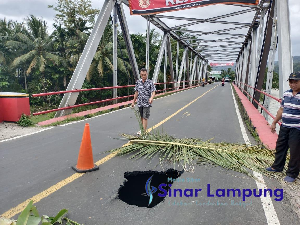 Waspada Badan Jalan Jembatan Way Laay Jebol Jalinbar Terancam Putus