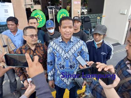Tukang Sampah Gugat Walikota Eva Dwiana