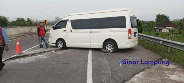 Diduga Kurang Fokus Mobil Hiace dari Arah Palembang Alami Kecelakaan di Tol Ruas Terpeka