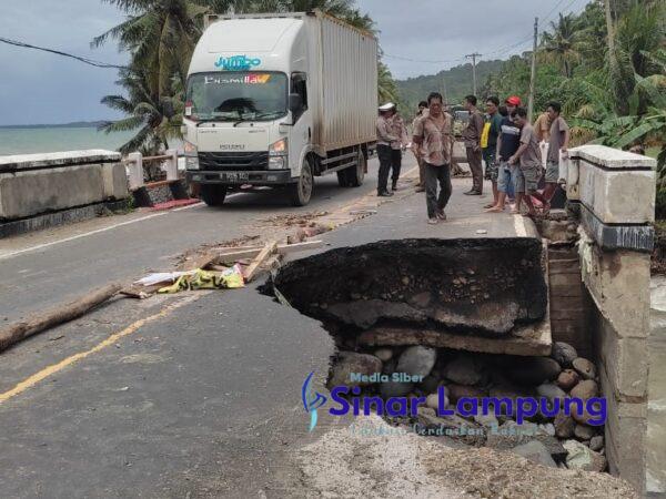 Badan Jalan Jembatan Way Singarupa Kini Juga Amblas, Jalur Lintas Sumatera Bagian Barat Masih Terganggu