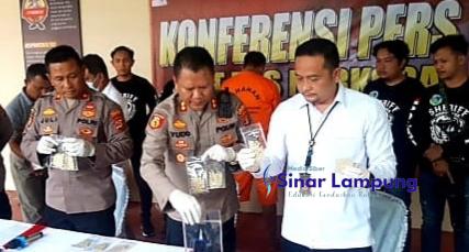 Bawa ‘Ferrari’ Untuk Stok Pesta Tahun Baru Polres Mesuji Ringkus AY dan HR, Bandar Besar Masih Diburu