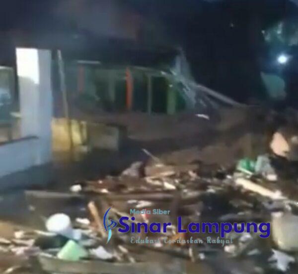 Banjir Bandang di Kalibaru Banyuwangi Hanyutkan 35 Rumah 3 Jembatan Pengubung Terputus