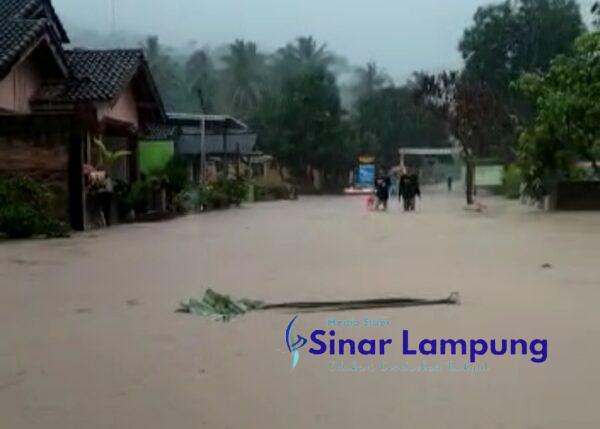 Banjir Kepung Wilayah Punduh Pidada Satu Warga Meninggal Tunda Dimakamkan