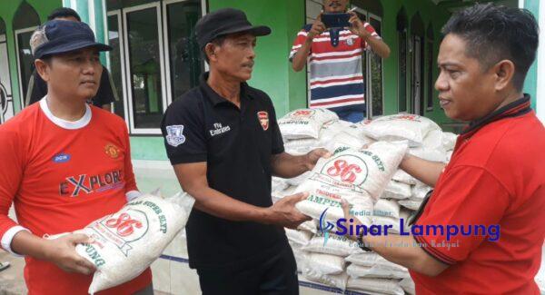 Sinarlampung Peduli Salurkan Bantuan Beras Korban Banjir Desa Beringin Kencana Candipuro