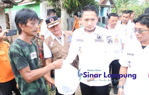 Wabup Lampura Tinjau dan Beri Bantuan Korban Banjir di Rawa Karya