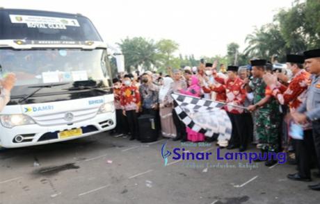 Bupati Budi Utomo Lepas 225 JCH 2022 Lampura