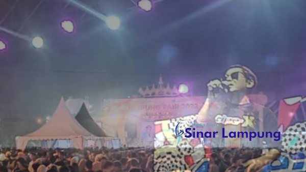 Penampilan Band Tip-X, Ribuan Penonton Berdesakan di Panggung Utama Lampung Fair 2022 Sampai Penonton Minta di Evakuasi