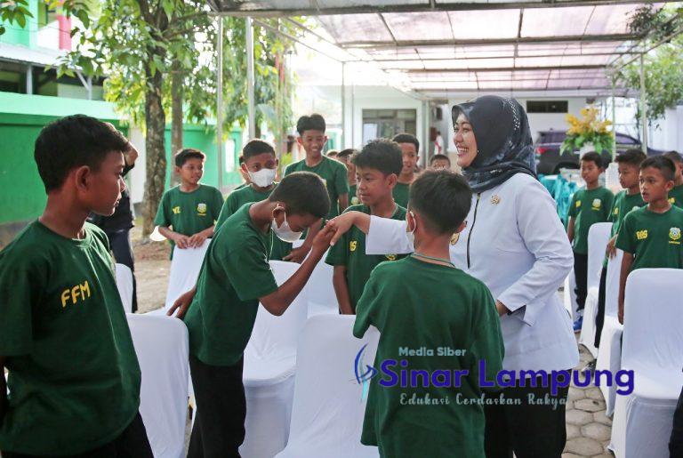 Chusnunia Lepas Kontingen Forum Sepakbola Generasi Indonesia Provinsi Lampung Ikuti Festival Nasional Sepakbola Piala Menpora