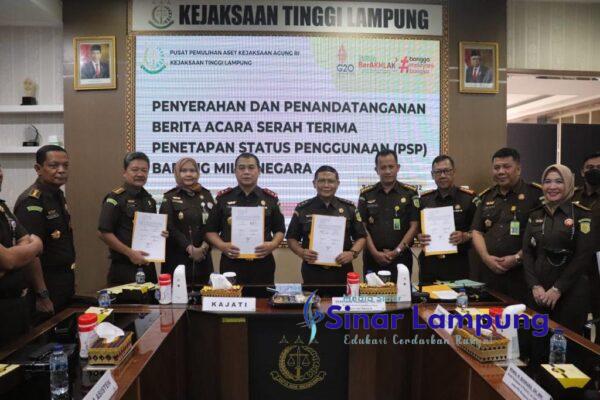 Kejati Lampung dan kejari Metro Terima Sebidang Aset Milik Terpidana Sugiarto Wiharjo Alias Alay