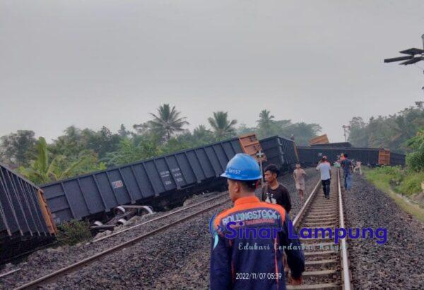 Langka, Babaranjang Adu Kambing 9 Gerbong Kosongan  dan 2 Gerbong Isian Terguling