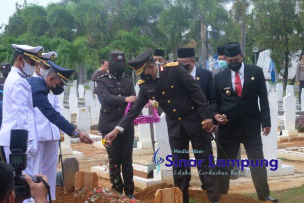 Ziarah Makam Pahlawan Kapolda Lampung Ajak Elemen Perkuat Persatuan Kesatuan dan NKRI