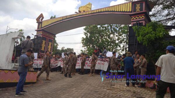 Mediasi Bupati Gagal, Ratusan Warga Pubian Unjuk Rasa Minta Tanah Adat Dikembalikan