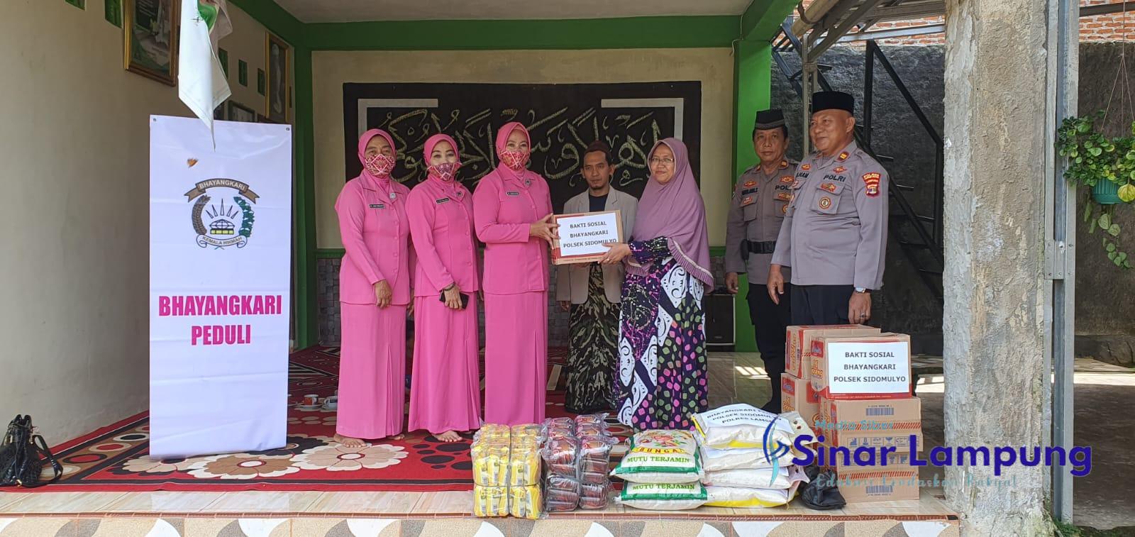 Maknai Hari Pahlawan, Ranting Sidomulyo Lakukan Bhayangkari Perduli Terhadap Anak Bangsa