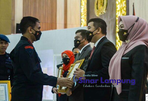 HUT BRIMOB Kapolda Lampung Beri Perhargaan Bupati Pesawaran Dendi Ramadhona