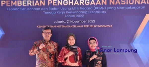 Arinal Djunaidi Terima Penghargaan dari Kementerian Ketenagakerjaan RI