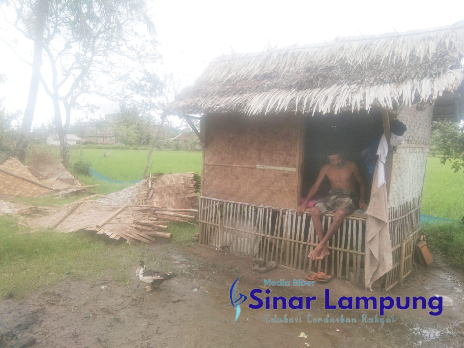 Rumah Ambruk, Kakek di Pandeglang Terpaksa Tinggal di Bekas Kandang Kambing