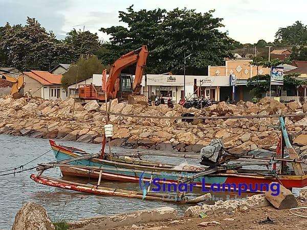 Uber Target, Proyek Tanggul Pesisir Pantai Lamsel Pakai Material Abal-abal Dari Pemasok yang Izinnya Juga Diragukan