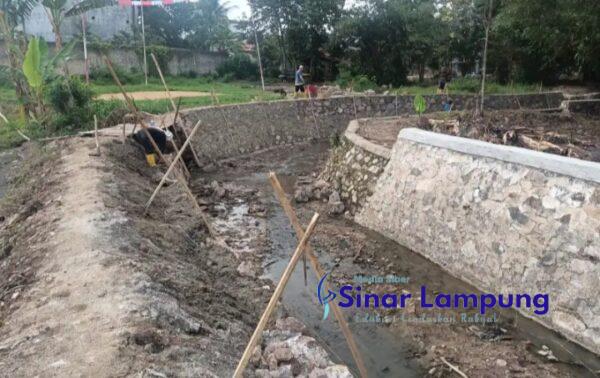 Proyek Talud Milik BPBD Lampung Rp889 Juta Lebih di Kerjakan Asal-asalan di Way Tambak Rejo Lamteng