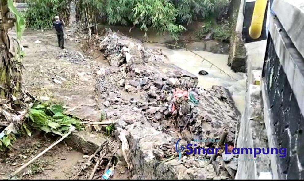 Baru Sepekan Dibangun Proyek Tanggul Penahan Air Setinggi 3 Meter di Aliran Sungai RT 1 Segala Mider Jebol