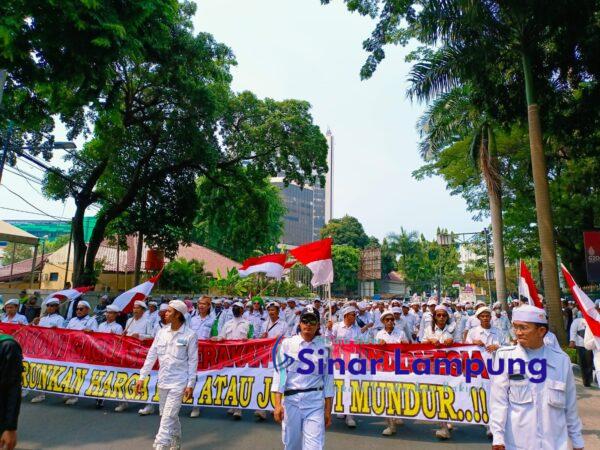 Aksi di Patung Kuda, Ribuan Massa Desak Turunkan Harga Atau Jokowi Mundur