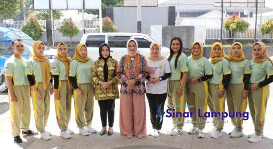 Riana Sari Arinal Lepas Kontingen Lampung Mengikuti Lomba Senam Kreasi Perwosi Tingkat Nasional
