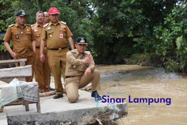 Jembatan Jalur Utama Pekon Sukamulya Ambruk Warga Terisolir, Parosil Pastikan Segera Lakukan Perbaikan