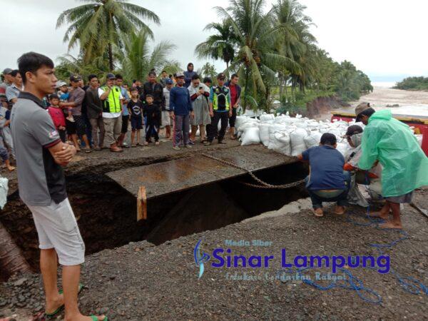 Jalan Lintas Barat Sumatera Lumpuh Total Jembatan Way Laay Kembali Amblas Dan Longsor Tutup Jalan di Lemong Pesisir Barat