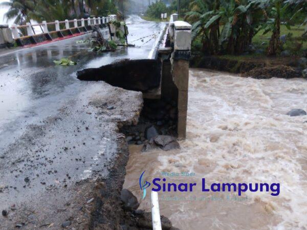 Jembatan Way Sanggaruga Pesisir Utara Terancam Putus