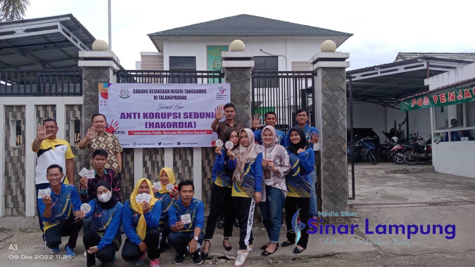 Peringati Hari Anti Korupsi Sedunia Tahun 2022 Kacabjari  Tanggamus Bagikan Stiker
