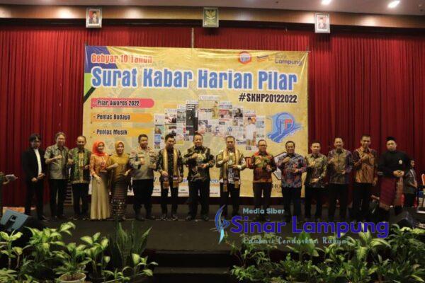 Gubernur Hingga Tokoh Masyarakat Raih Penghargaan 10 Tahun SKH Harian Pilar
