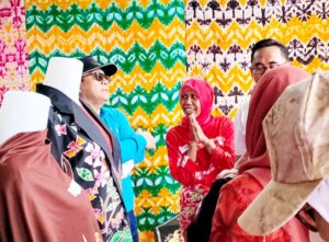 Nurhayati saat memberi penjelasan tentak Batik kepada pengunjung saat pembukaan acara.