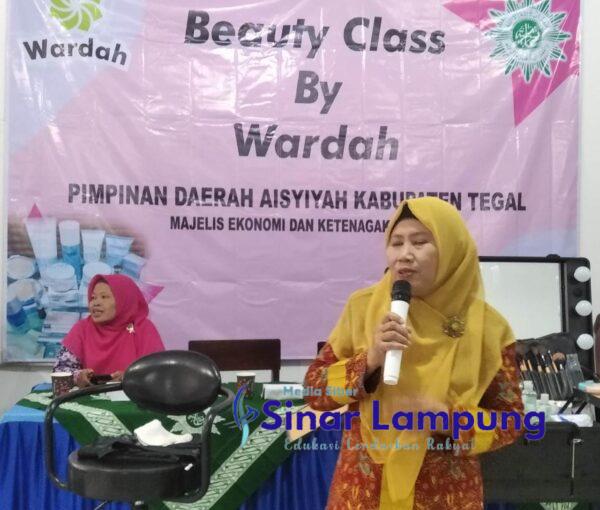 Ibu-Ibu Aisyiyah Tegal Asah Kemampuan Merias Melalui Beauty Class