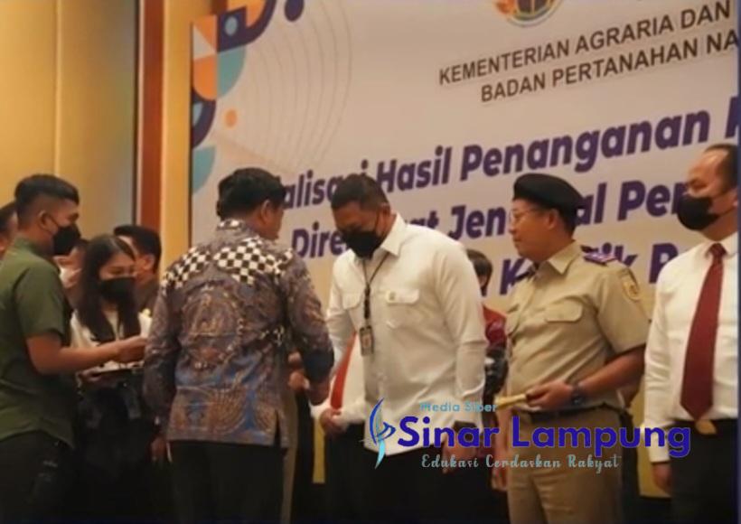 Kombes Hengki Haryadi Dapat Penghargaan Pin Emas Atas Pengungkapan Kasus Mafia Tanah