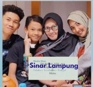Umi Ani bersama keluarga
