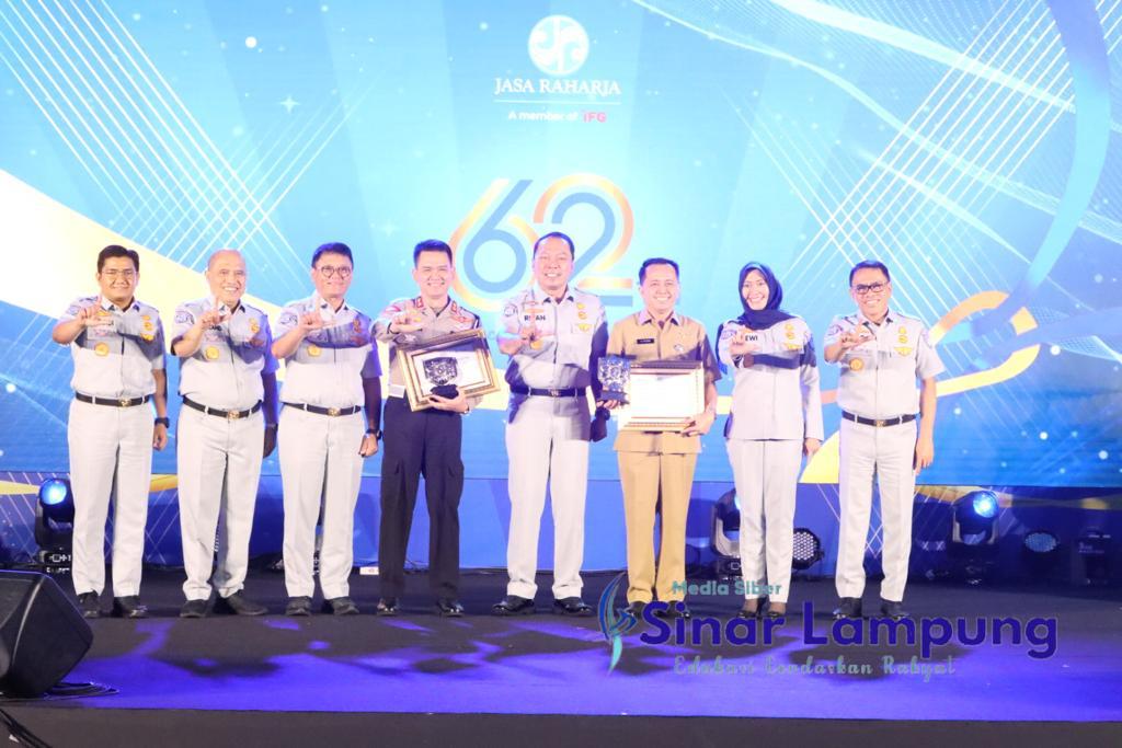 Dirjen Bina Keuangan Daerah Kemendagri Terima Penghargaan dari Jasa Raharja