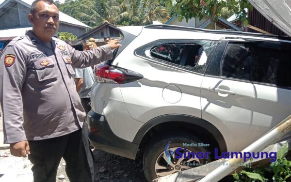 Toyota Rust Dosen Unila Seruduk Motor dan Dua Rumah di Jalinbar Pekon Penggawa