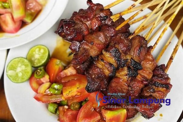 Sate Ulin Kedai Keluarga Bertahan Diperlintasan Jalan Rusak Pasar Jambat Batu