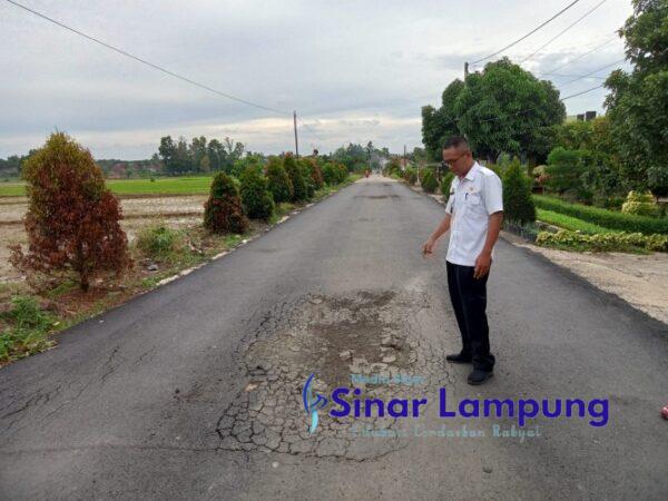 Proyek Jalan WR Supratman Karang Rejo Asal Jadi Baru Sebulan Aspal Sudah Rusak dan Mengelupas