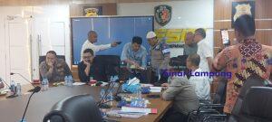 Penyidik menunjukkan bukti dan hasil pemeriksaan kepada Dirkrimum