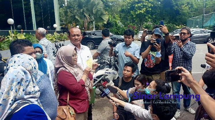 Puluhan Warga Jatiwarna Geruduk Polda Metro Jaya Laporkan Bripka Madih